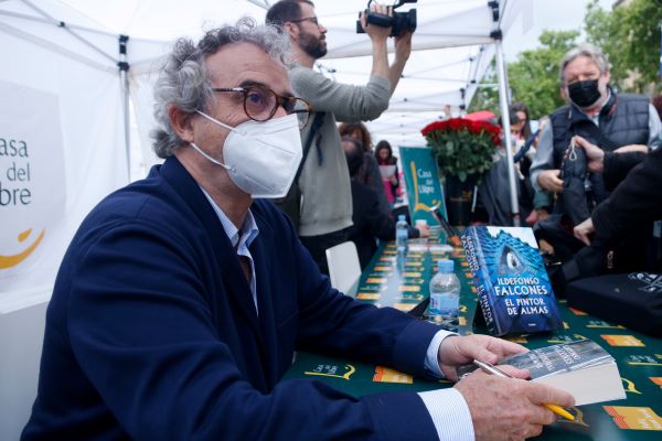 Author Ildefonso Falcones at a book-signing in Barcelona on April 23, 2022 (by Guillem Roset)